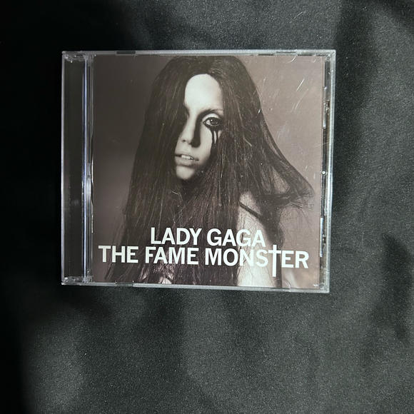 Lady Gaga \"The Fame Monster\" - Picture 1 of 3